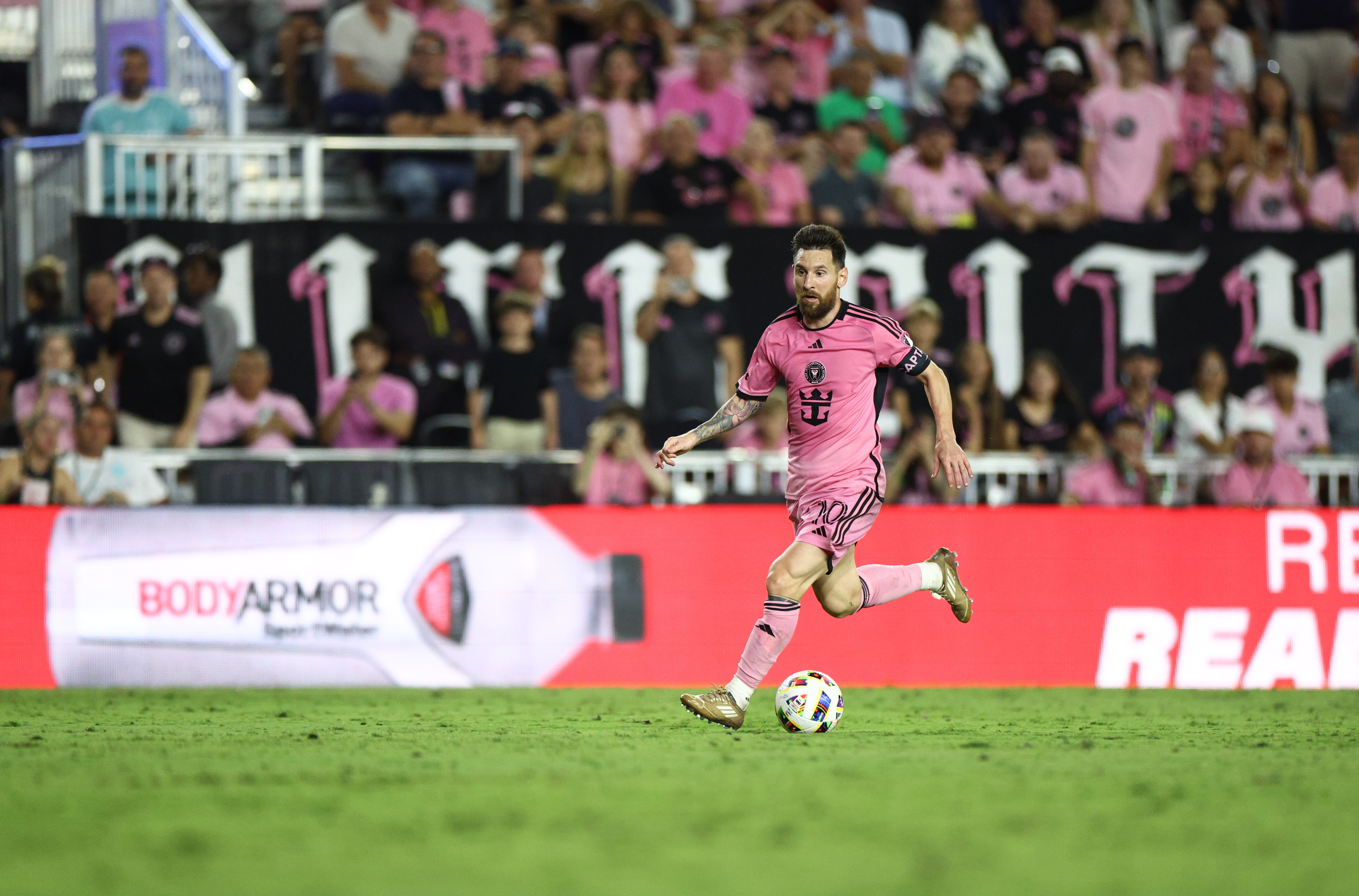 随机梅西在塞尔维亚队比赛中战术调整，连败引发热议！